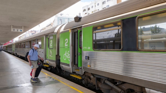 Greve suprimiu 3 em cada 4 comboios at&eacute; ao meio-dia desta ter&ccedil;a-feira