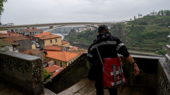 Carteiro &ldquo;&eacute; uma profiss&atilde;o em vias de extin&ccedil;&atilde;o&rdquo;. Jos&eacute; Mota entrega cartas no centro do Porto h&aacute; mais de 30 anos
