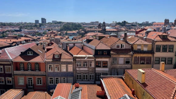 Domingo de Legislativas com temperaturas at&eacute; 26 graus e possibilidade de aguaceiros &agrave; tarde