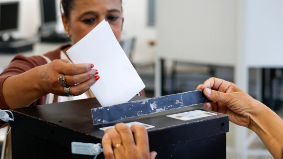 Aflu&ecirc;ncia &agrave;s urnas &agrave;s 16h00 fica abaixo de 2024. Votaram 48,28% dos eleitores