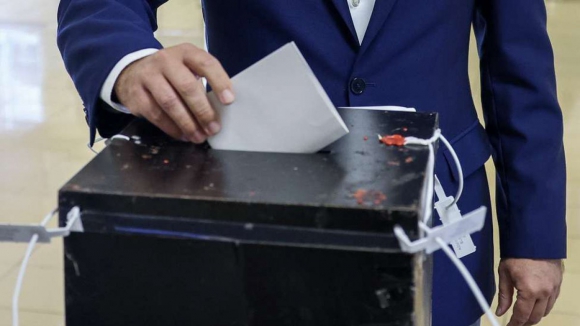 Mesas de voto j&aacute; encerraram em Portugal Continental e na Madeira