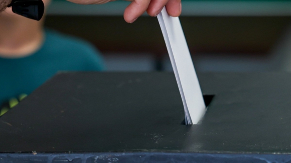 Absten&ccedil;&atilde;o alcan&ccedil;a valor mais baixo em 30 anos