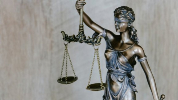 Cinco anos e meio de pris&atilde;o para mulher que tentou matar companheiro com 12 facadas