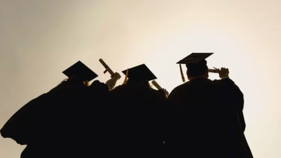 Desemprego diminui entre diplomados e h&aacute; 87 cursos que garantem emprego a todos