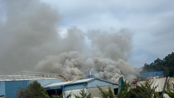 Inc&ecirc;ndio em sucata de Gaia circunscrito mas moradores devem manter precau&ccedil;&atilde;o