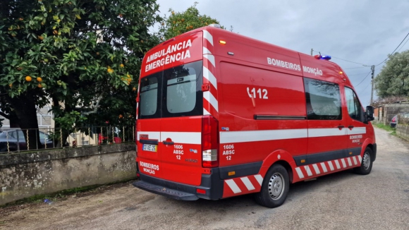 Bombeiros de Mon&ccedil;&atilde;o e Valen&ccedil;a amea&ccedil;am suspender socorro por d&iacute;vidas do INEM