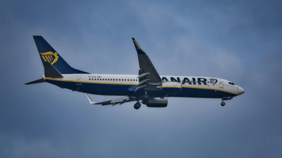 Ryanair denuncia atrasos de 90 minutos nos aeroportos portugueses e pede "medidas imediatas"