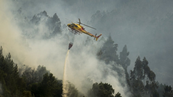 Fogo dominado em Arcos de Valdevez reacende e mobiliza quatro meios a&eacute;reos