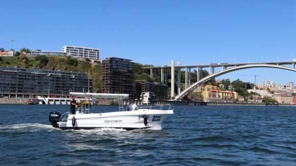 Ao fim de um m&ecirc;s ningu&eacute;m quer dizer adeus ao barco que liga Porto e Gaia