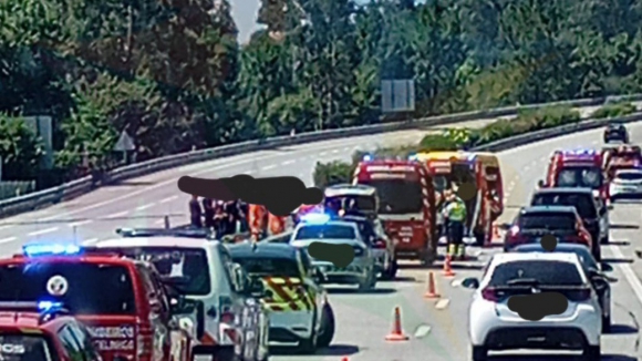Cinco bombeiros feridos em capotamento na A3 em Ponte de Lima