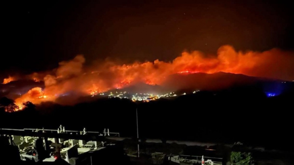 Combate a frente ativa em inc&ecirc;ndio de Ponte da Barca a evoluir favoravelmente, aponta Prote&ccedil;&atilde;o Civil