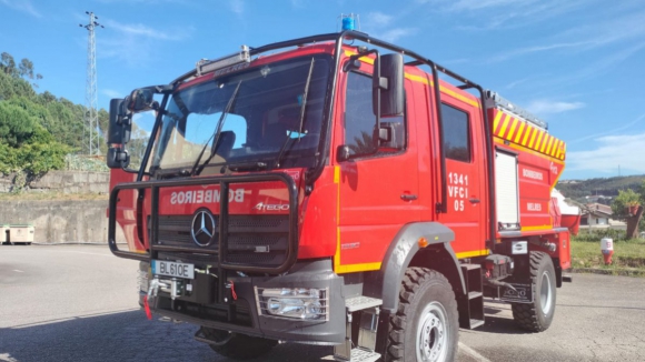Viatura dos Bombeiros de Melres consumida pelas chamas em Gondomar