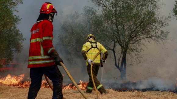 Sem meios a&eacute;reos intensidade do fogo aumenta em Vitorino de Pi&atilde;es, Ponte de Lima