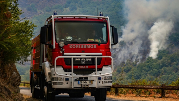 Fogo em Ponte da Barca ativo com risco de reativa&ccedil;&otilde;es