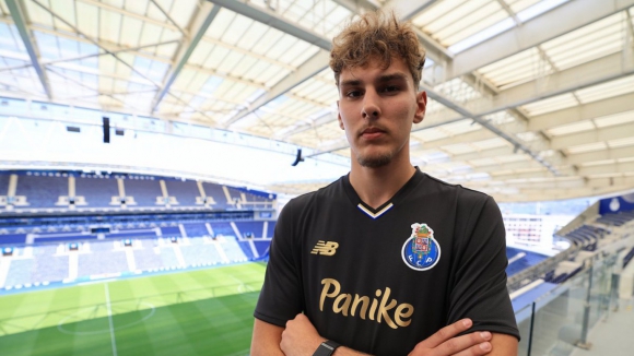 FC Porto (Sub-19):&nbsp;Hubert Charuzy assina contrato profissional