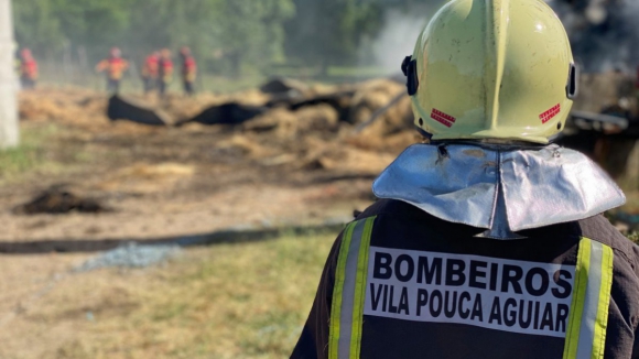 Inc&ecirc;ndio destr&oacute;i casa em Vila Pouca de Aguiar e causa tr&ecirc;s desalojados