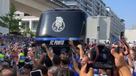 FC Porto: As imagens da chegada do autocarro dos Azuis e Brancos ao Est&aacute;dio do Drag&atilde;o