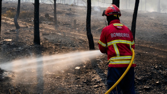 Fogo em Mondim e Vila Real j&aacute; mobiliza mais de 400 operacionais