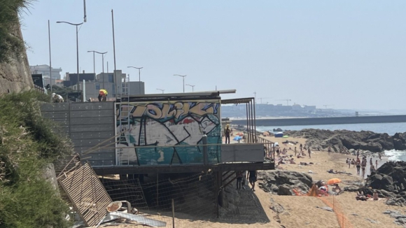 Antigo bar da praia dos Ingleses come&ccedil;ou a ser demolido