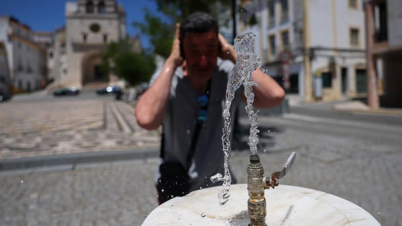 Distritos mais a norte com aviso vermelho esta ter&ccedil;a-feira devido ao calor