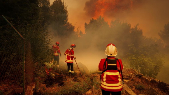 Combate a inc&ecirc;ndio em Vila Real evolui favoravelmente