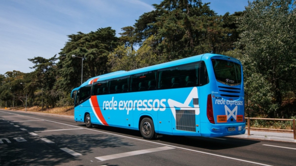 Acidente com autocarro da Rede Expressos provoca um morto