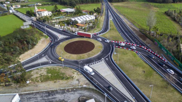 Pavimenta&ccedil;&atilde;o condiciona EN14 na Maia &agrave; noite durante duas semanas