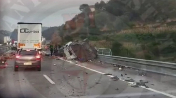 Um morto ap&oacute;s colis&atilde;o na A4 junto ao T&uacute;nel do Mar&atilde;o