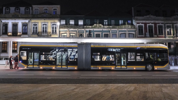 Nova solu&ccedil;&atilde;o para 2.&ordf; fase do metrobus do Porto poupa 86 &aacute;rvores mas atrasa viagem