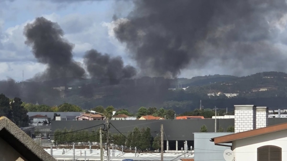 Meia centena de operacionais combate inc&ecirc;ndio em f&aacute;brica em S&atilde;o Jo&atilde;o da Madeira