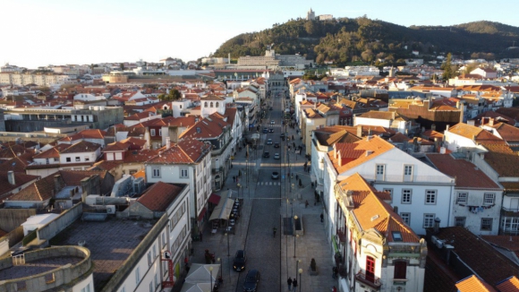 Viana do Castelo vai comprar tr&ecirc;s lojas por 1,4 milh&otilde;es para instalar servi&ccedil;os municipais