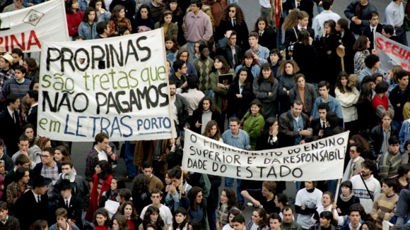 Governo descongela propinas a partir de 2026/2027 e valor m&aacute;ximo passa para 710 euros