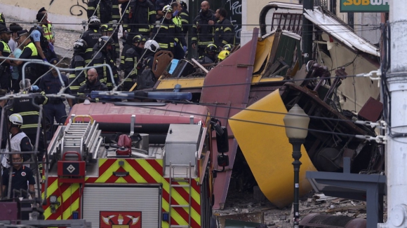 Governo corrige n&uacute;mero de v&iacute;timas mortais do acidente no elevador da Gl&oacute;ria. Est&atilde;o confirmados 16 mortos e 5 feridos em estado cr&iacute;tico