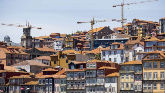 Taxa Euribor desce a tr&ecirc;s meses e sobe a seis e a 12 meses