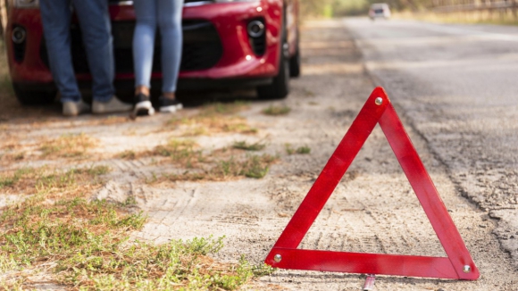 Estrada Nacional em Ponte de Lima cortada devido a colis&atilde;o entre dois ve&iacute;culos ligeiros