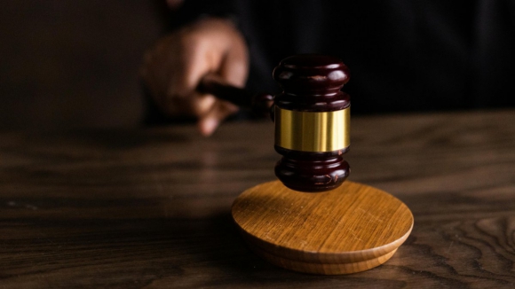 Rela&ccedil;&atilde;o absolve 'trader' condenado por burlar dezenas de pessoas com apostas desportivas