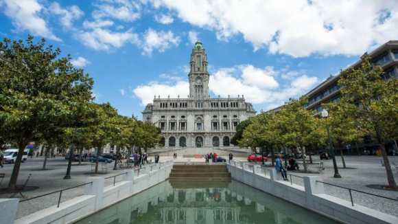 C&acirc;mara do Porto faz minuto de sil&ecirc;ncio pelo "tr&aacute;gico acidente" do elevador da Gl&oacute;ria
