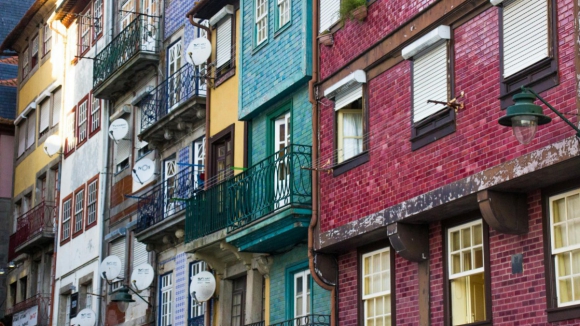 Taxa Euribor desce a tr&ecirc;s meses e sobe a seis e a 12 meses