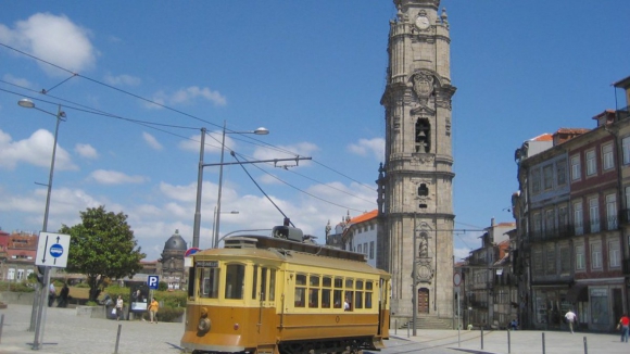 Reposi&ccedil;&atilde;o de carris do el&eacute;trico no Porto corta tr&acirc;nsito nos L&oacute;ios durante 5 semanas