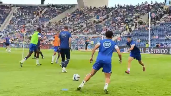 FC Porto: Jogadores portistas pisam o relvado para o aquecimento