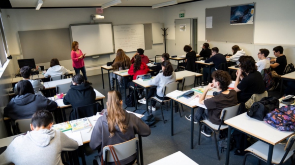 L&iacute;der do PS diz que pode haver mais de 100 mil alunos sem pelo menos um professor