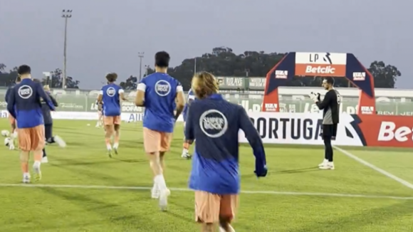 FC Porto: Jogadores entram em campo para aquecer no relvado do Estádio dos Arcos
