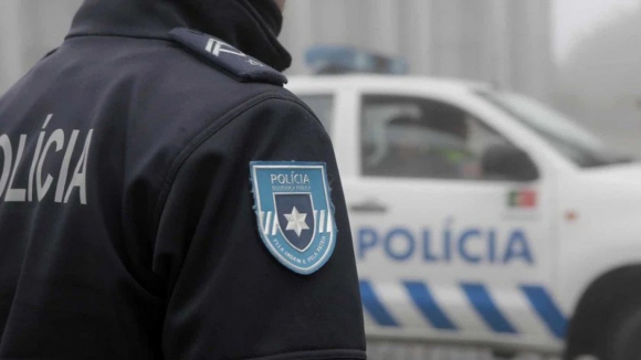 Detidos dois suspeitos de furto de viatura e agress&otilde;es a pol&iacute;cias no bairro do Cerco