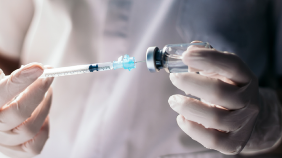 Vacina&ccedil;&atilde;o contra gripe e covid-19 come&ccedil;a esta ter&ccedil;a-feira com meta de vacinar quatro milh&otilde;es at&eacute; ao Natal