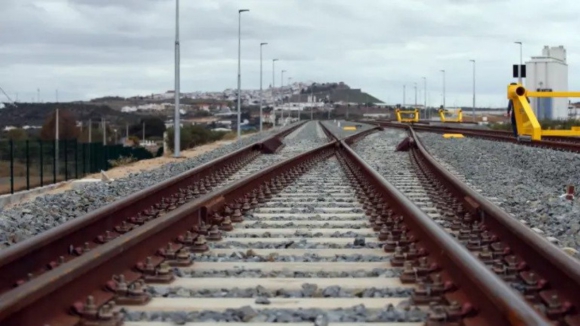 Motociclista morre colhido por comboio em Ovar