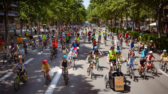 Pais e crian&ccedil;as voltam a sair &agrave; rua para exigir melhor espa&ccedil;o p&uacute;blico no Grande Porto