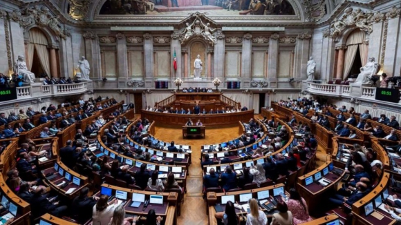 Nova vers&atilde;o de lei de estrangeiros aprovada por PSD, CDS-PP, Chega, IL e JPP