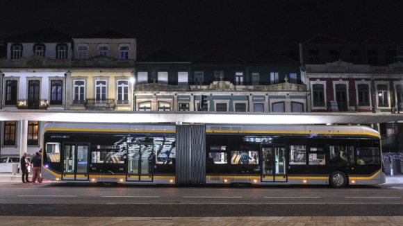 Ve&iacute;culos do metrobus do Porto obt&ecirc;m homologa&ccedil;&atilde;o europeia e aguardam a portuguesa