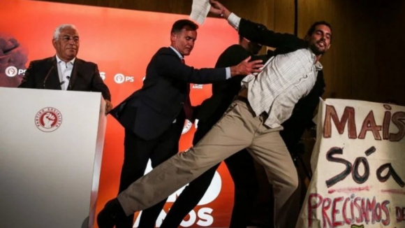 Ativista que em 2019 interrompeu Ant&oacute;nio Costa condenado a pagar 300 euros