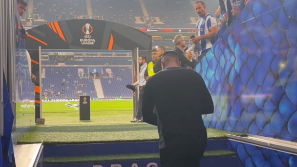 FC Porto: Guarda-redes já aquecem no relvado do Dragão